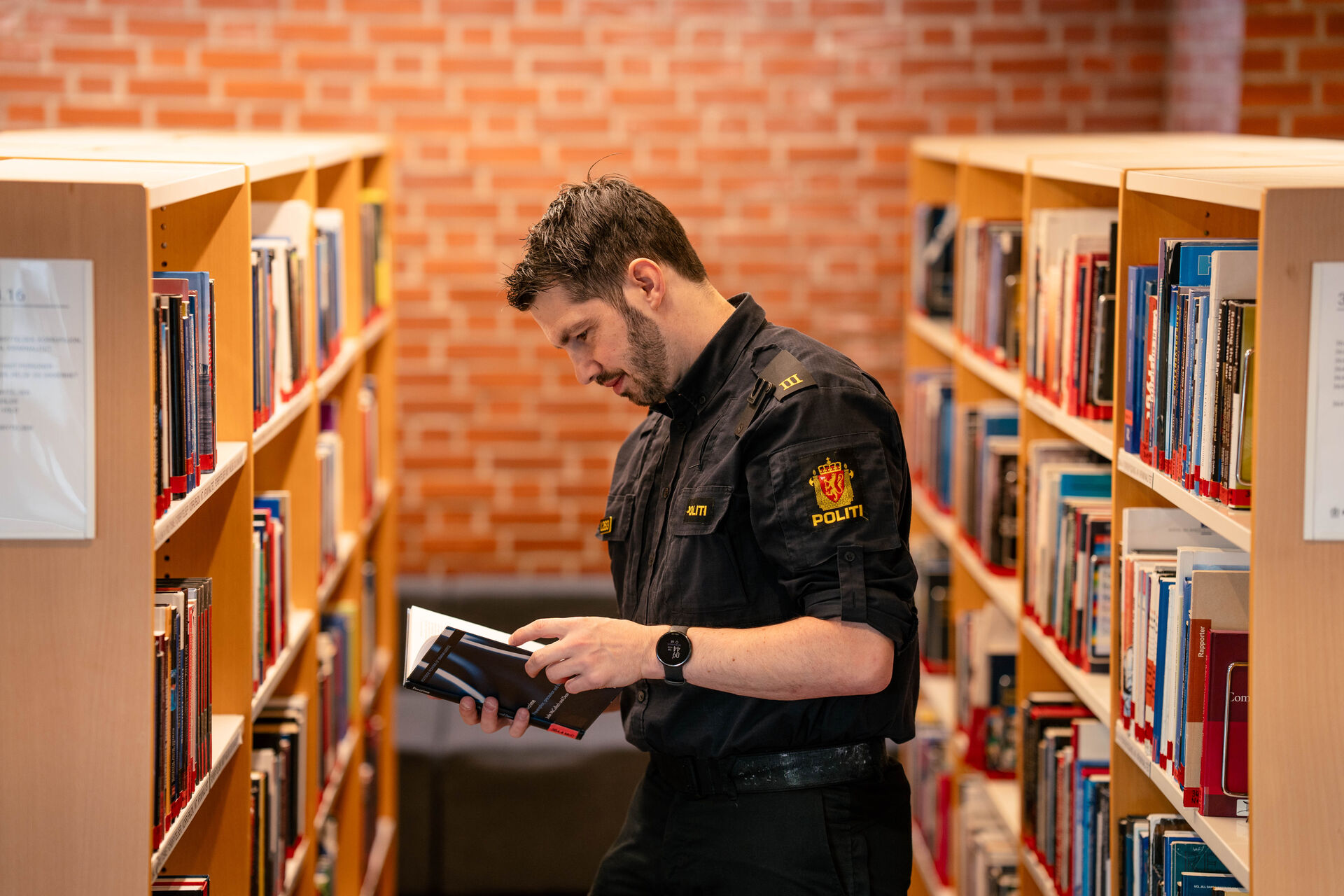 Dekorativt bilde. Tre politistudenter sitter og leser pensum. 