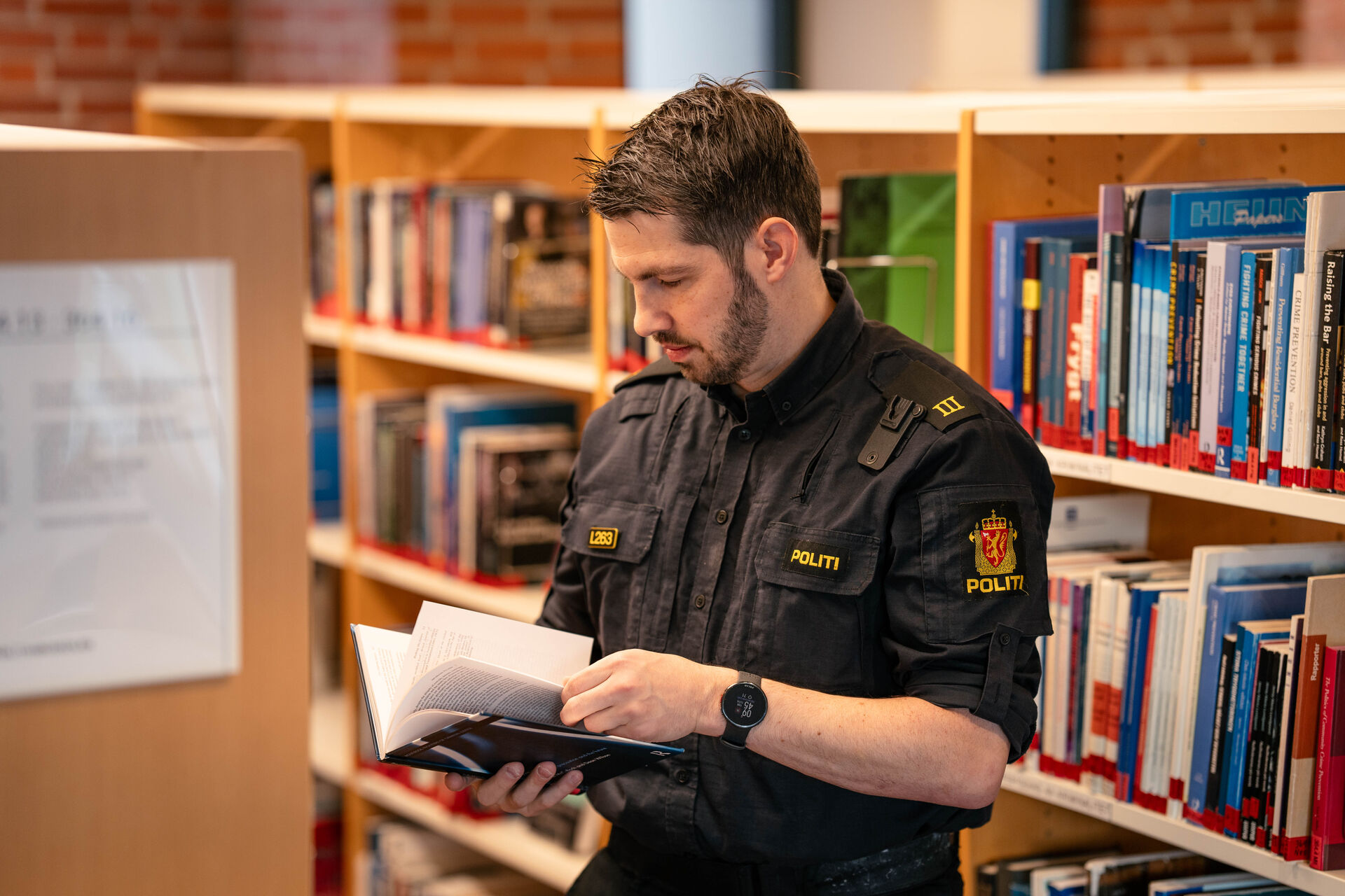 Bildet kan inneholde: bokhylle, hylle, bok, utgivelse, reoler.