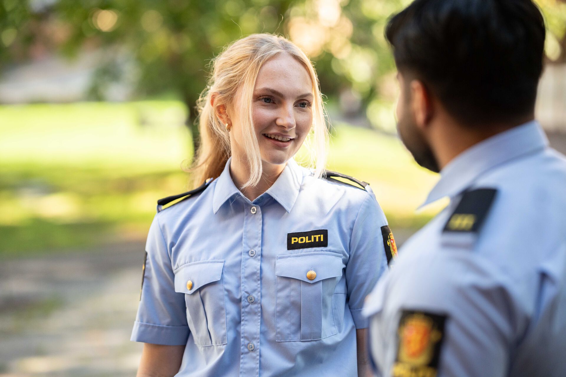 En kvinnelig politistudent utendørs