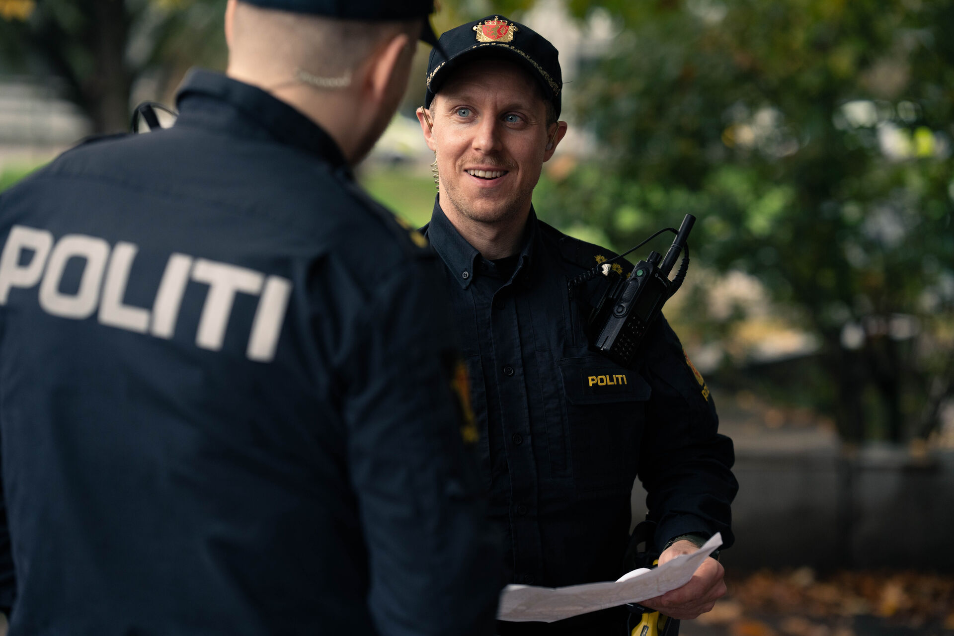 Bildet kan inneholde: smil, lokk, militær person, gest, sikkerhet.