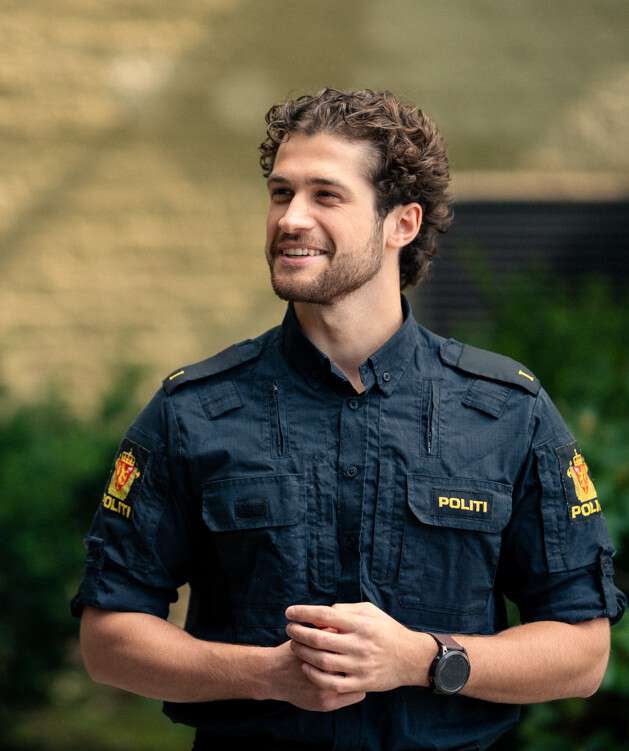 En kvinnelig politistudent smiler 