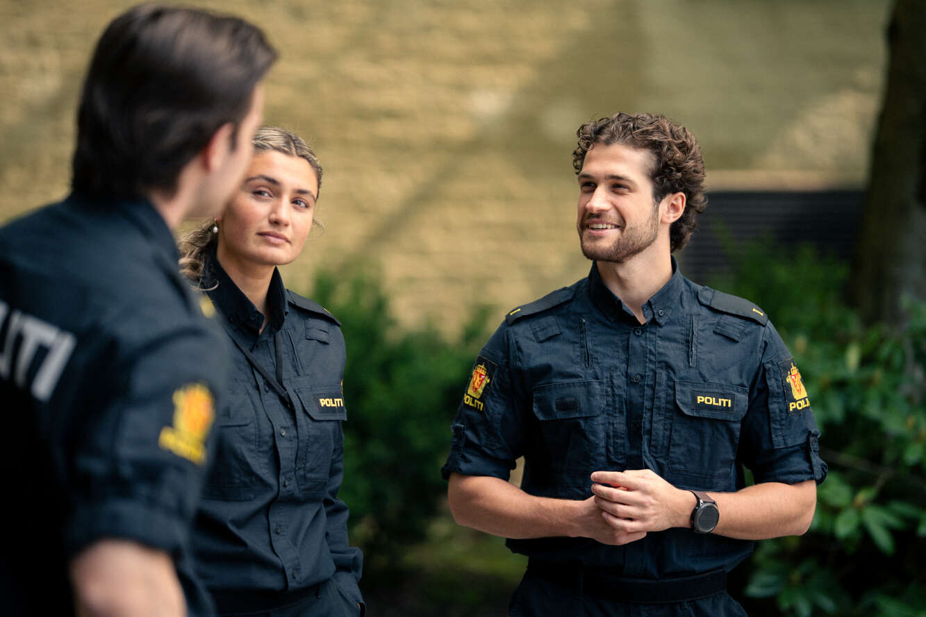 tre politistudenter står utendørs og snakker sammen