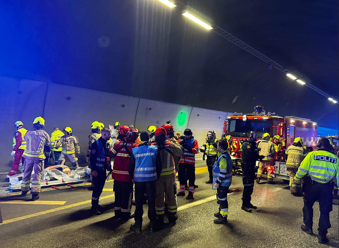 Bilde av oppstilt ulykke i Oslofjordtunellen. Studentene øver på en krisesituasjon i regi Felles utdanning i undervisning, trening og øvelse innen samvirke for nød- og beredskapsaktørene