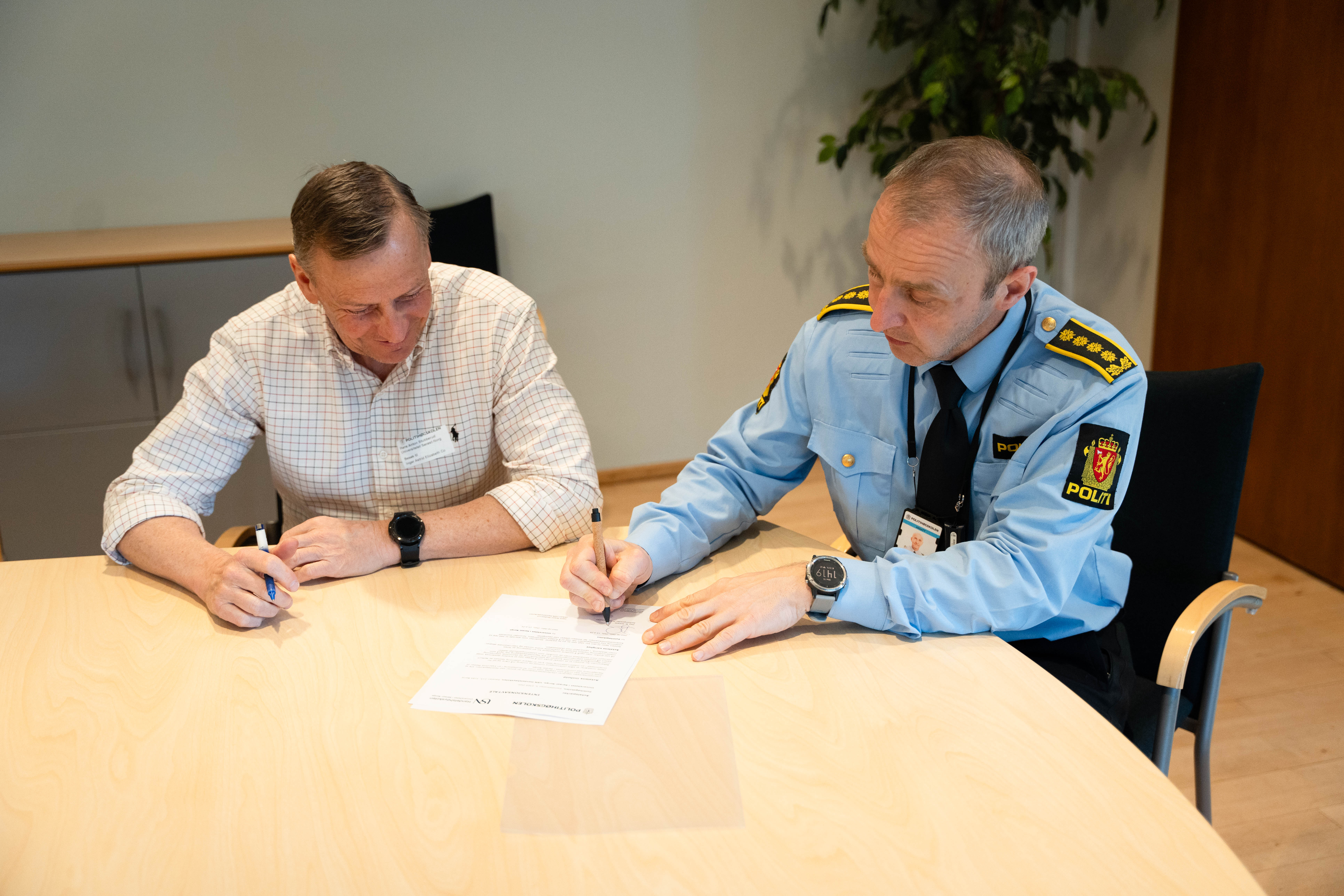 Bilde av Dekan Hans Anton Stubberud ved USN (til venstre) og avdelingsleder for Etter- og videre utdanninger ved PHS, Dag Sveaas, signerte avtalen. 