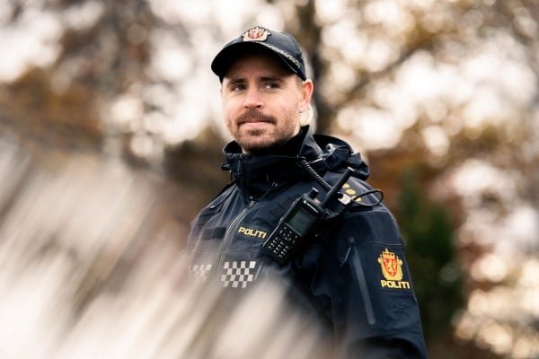 Portrettbilde av politibetjent Hans. Han har på seg uniform og caps. 