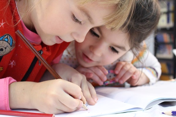 Illustrasjonsfoto av barn som tegner.