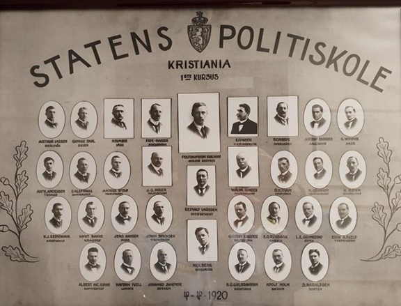 Det første kullet ved Statens Politiskole. Fotografiet henger på Politihøgskolen.