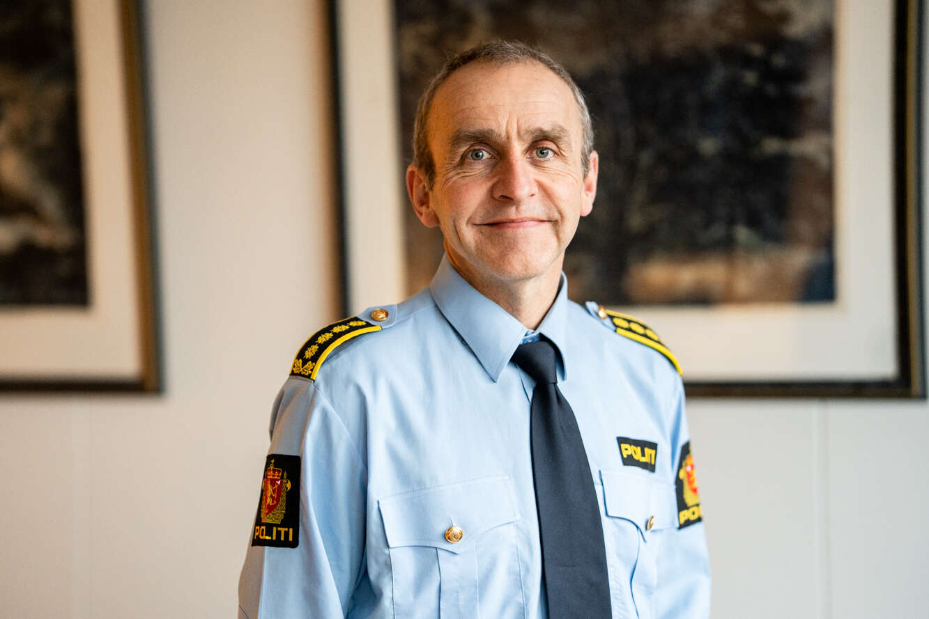 Smilende mann i politiuniform