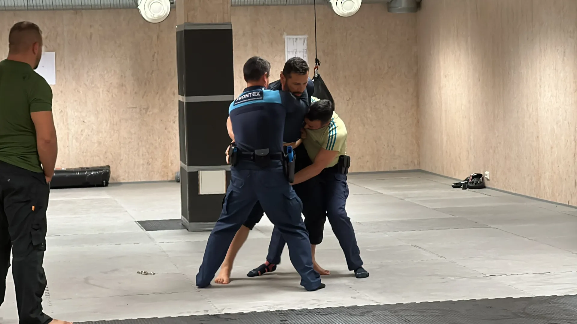 Politibetjenter trener på arrestasjonsteknikk 