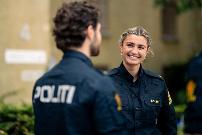 politistudenter i skolegården som prater sammen