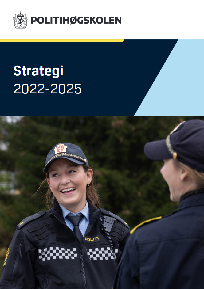 Bildet inneholder: smil, uniformert person. Strategi 2022–2025