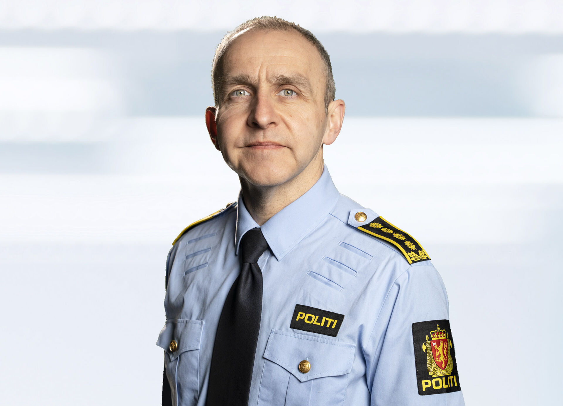 Bildet kan inneholde: kjole skjorte, erme, gest, snipp, militær person.