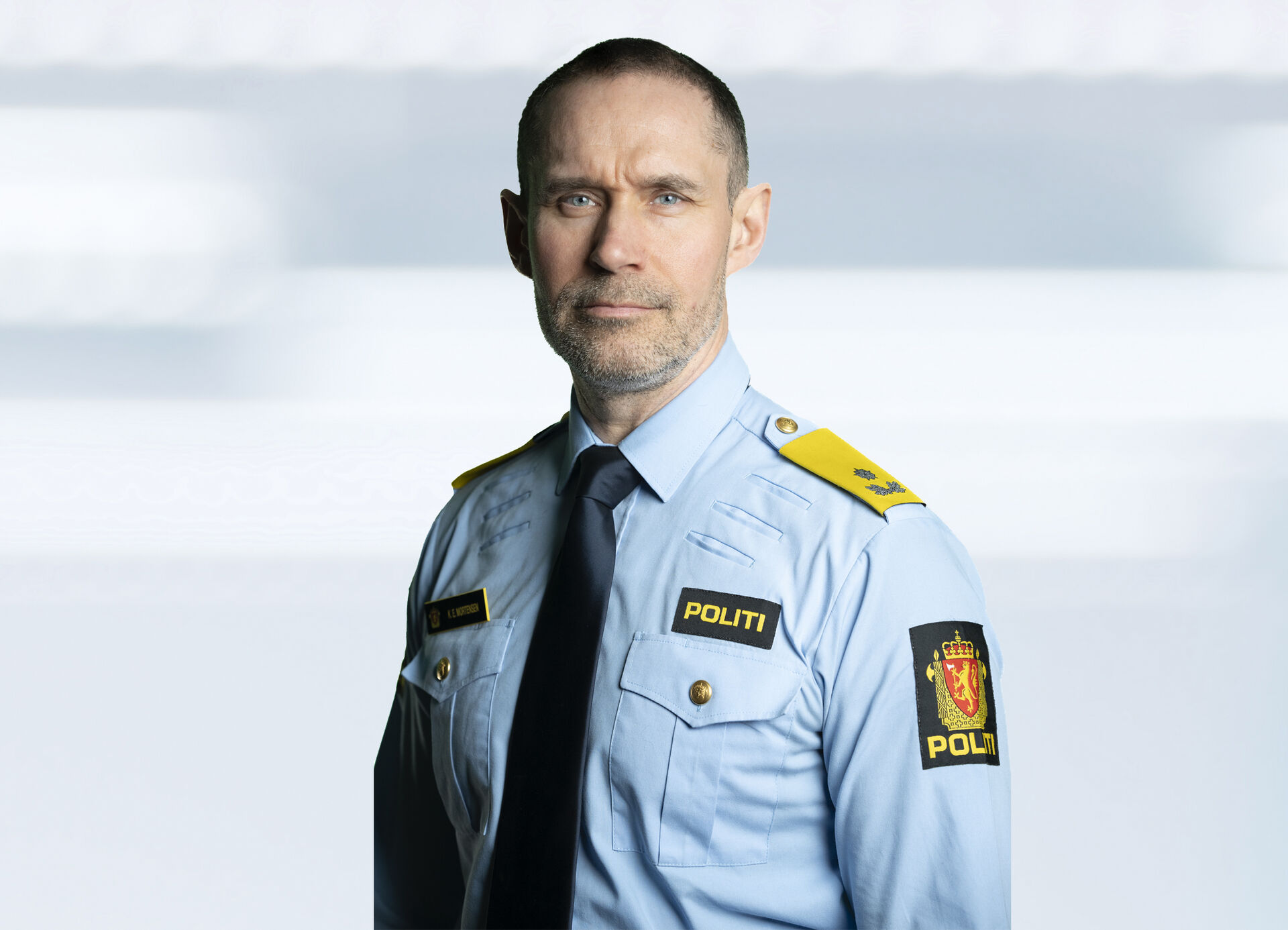 Bildet kan inneholde: skjorte, kjole skjorte, erme, gest, militær person.