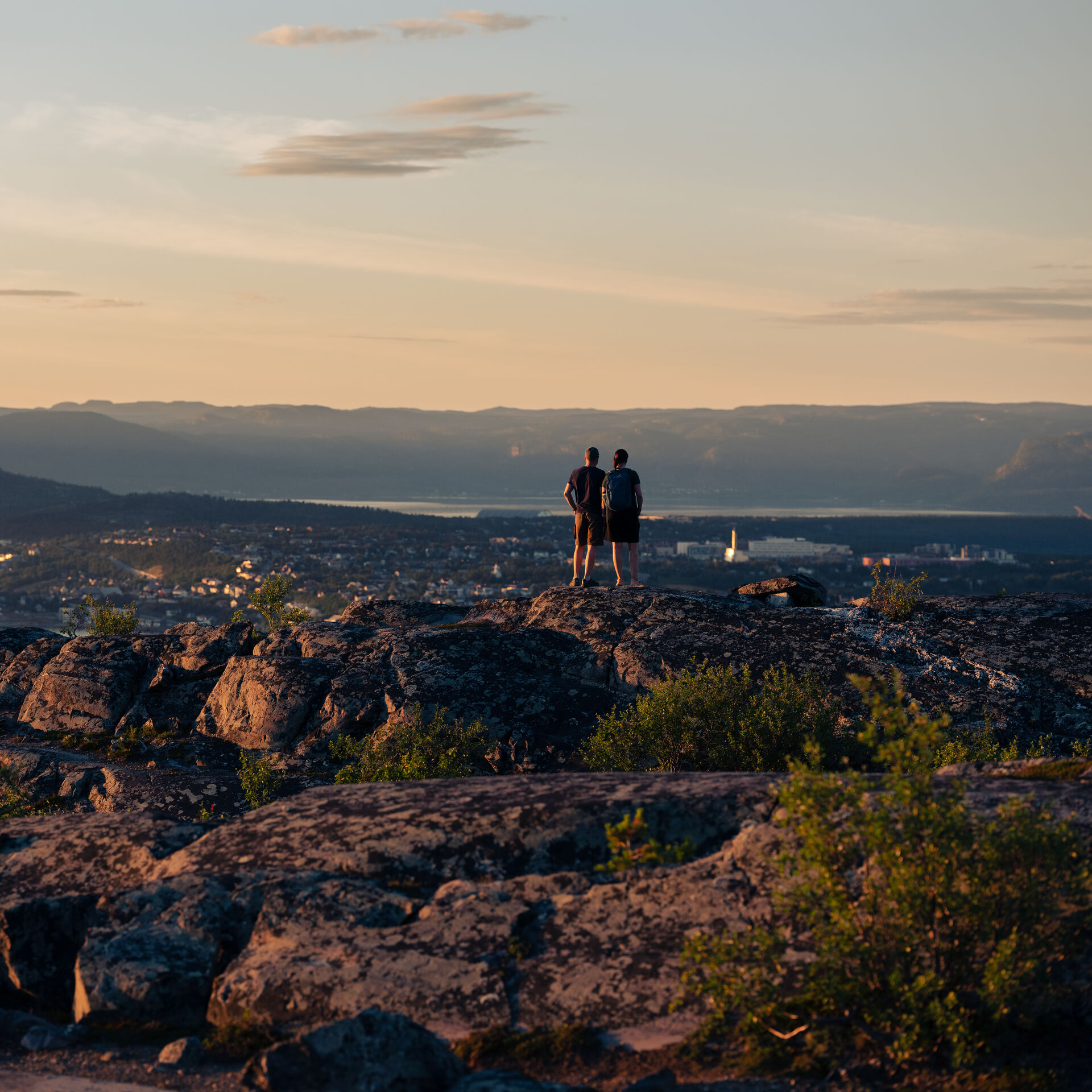 Et par ser på utsikten av Alta fra en fjelltopp