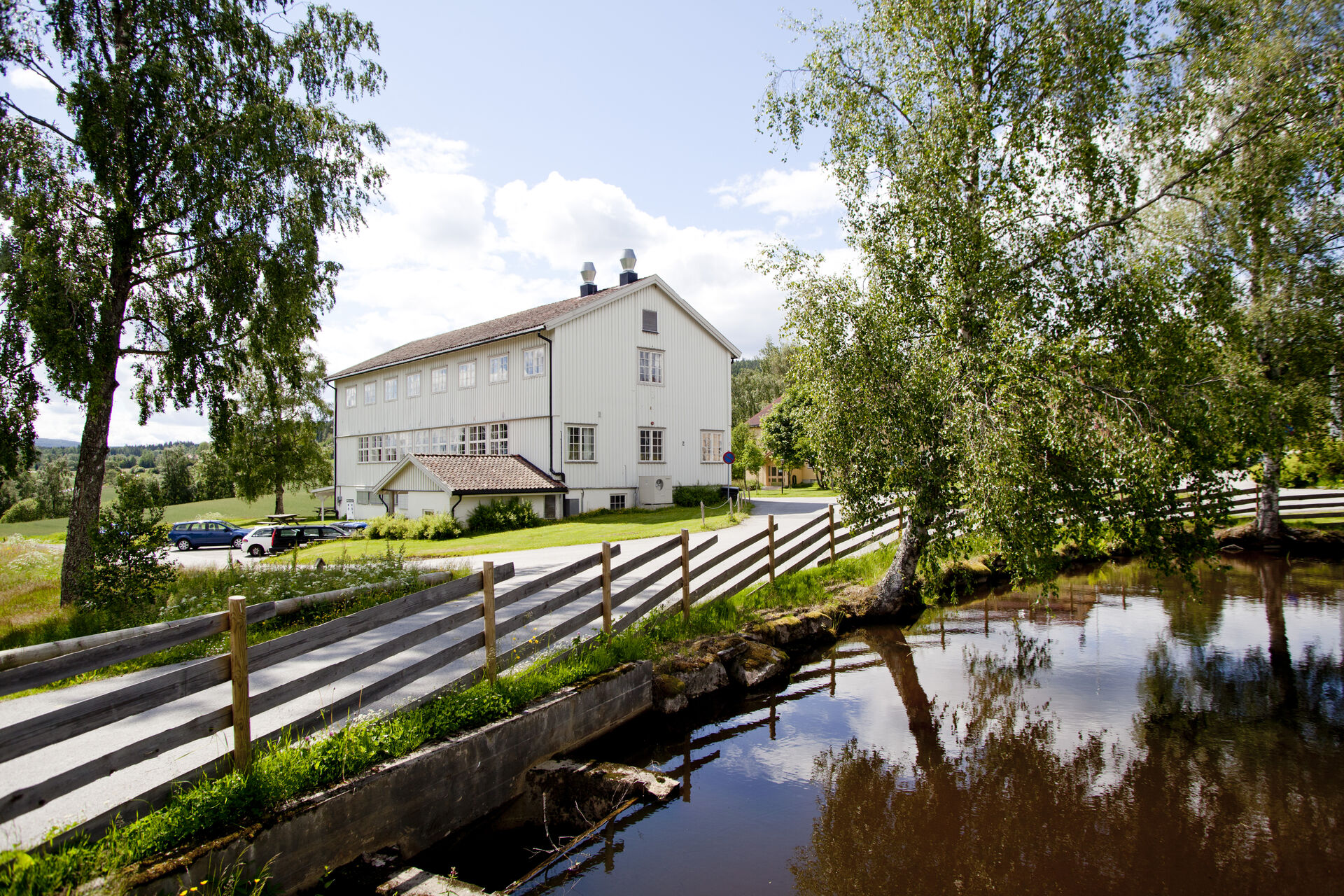 One of the buildings on the Kongsvinger campus with a small water pond in front