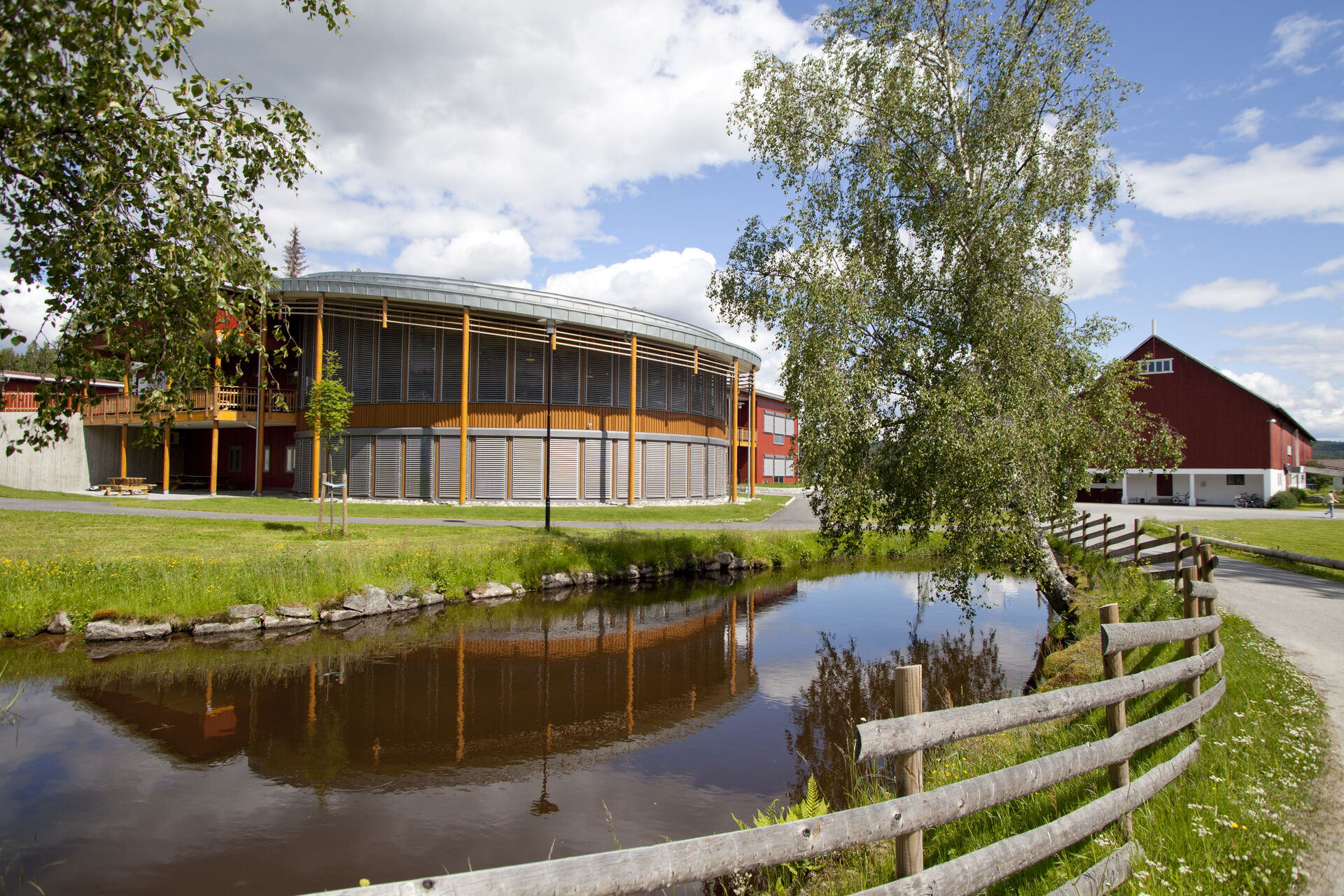 Engelsk  One of the buildings on the Kongsvinger campus with a small water pond in front