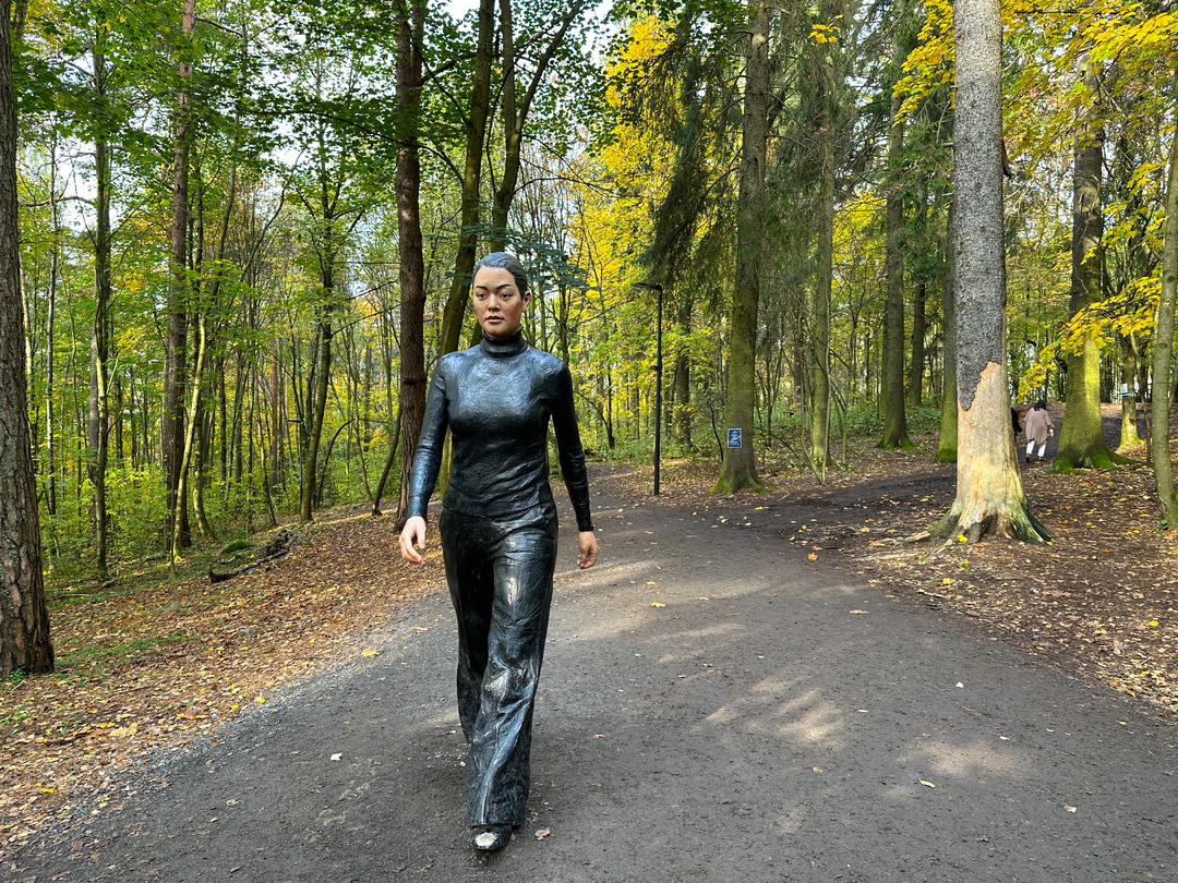 Skulptur av dame som vandrer i Ekebergparken