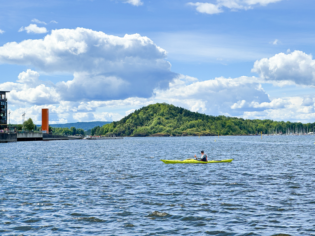 En person padler kajakk i Oslofjorden