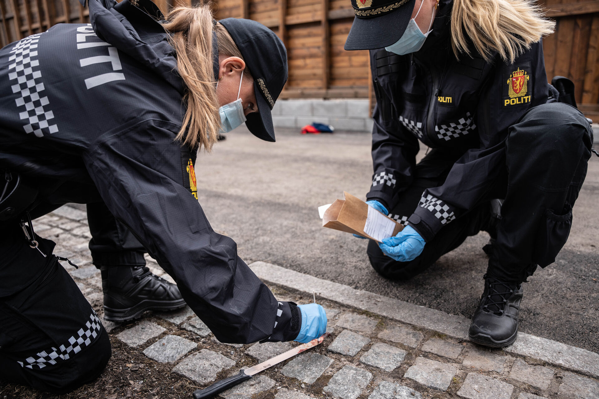 Politistudenter undersøker en blodig kniv