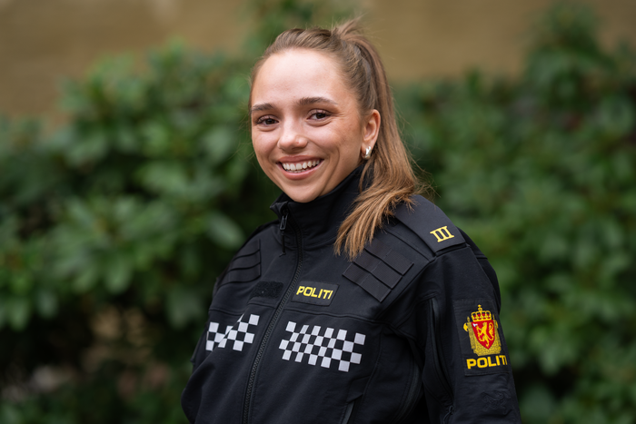Politistudent Liva i politiuniform