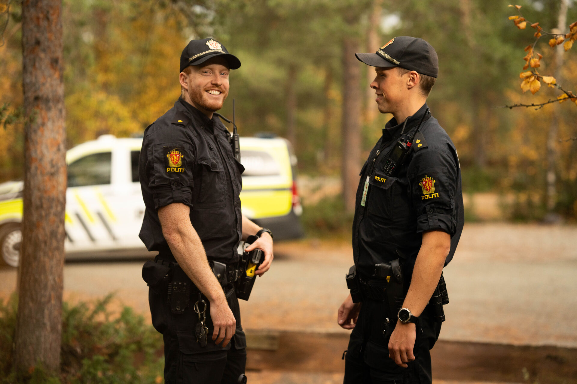 Håvard og Martin står og prater samme i skogen 