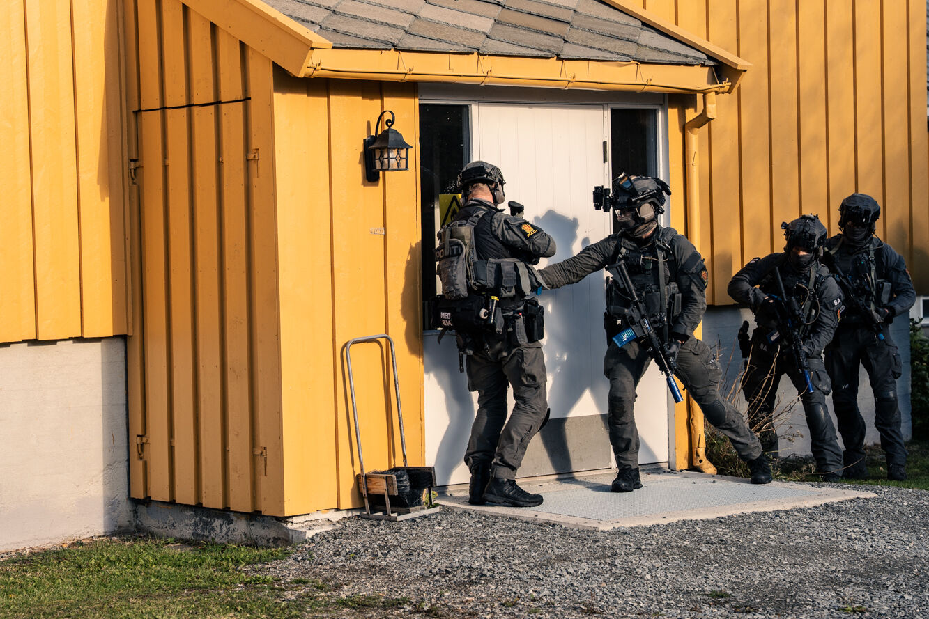 Bildet kan inneholde: personlig verneutstyr, uniform, militær organisasjon, rettshåndhevelse, militærperson