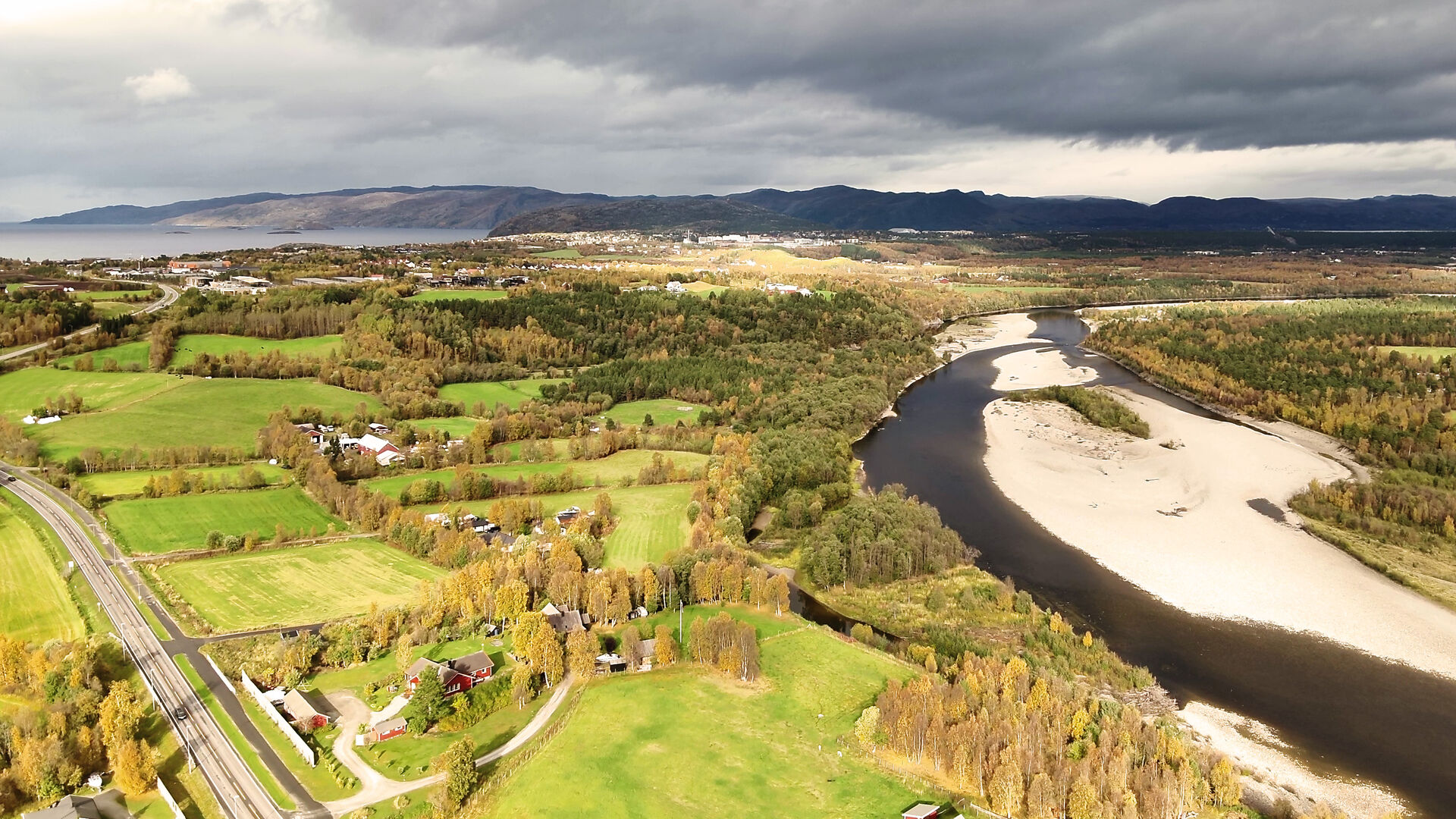 Dronebilde av Altalelven 