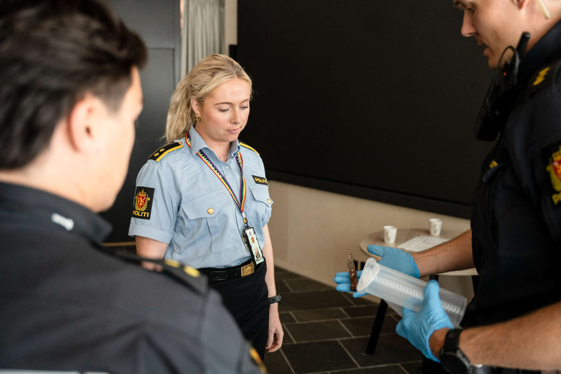 Politifolk ser på en kniv