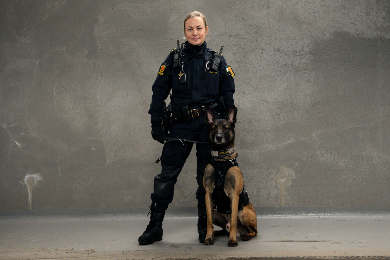 Politi,politidame,hund,politidame med hund