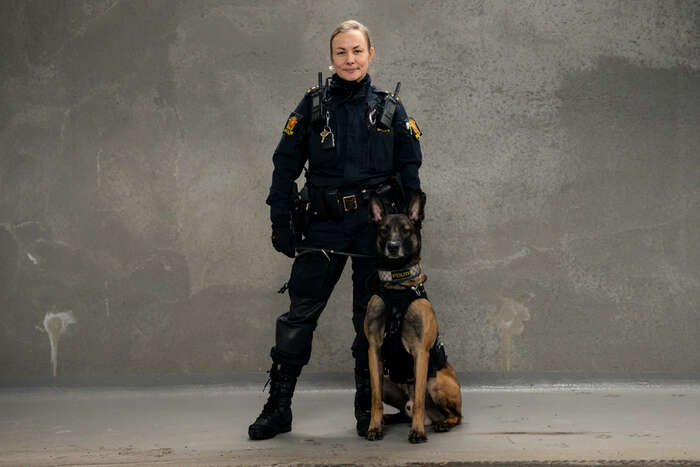 Politi,politidame,hund,politidame med hund