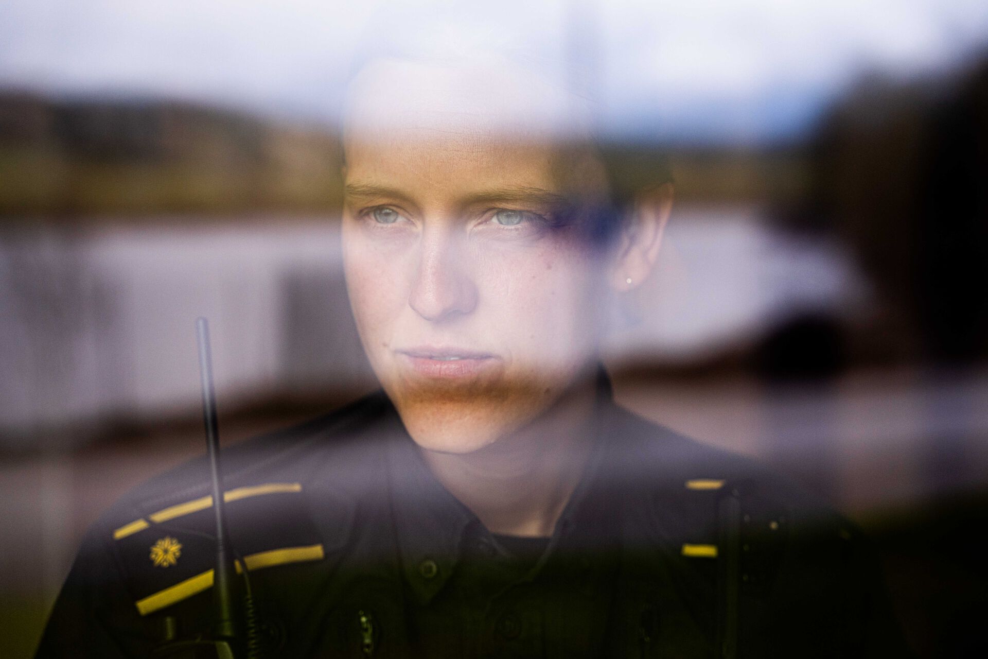 Portrett av poltiikvinne som ser ut av et vindu
