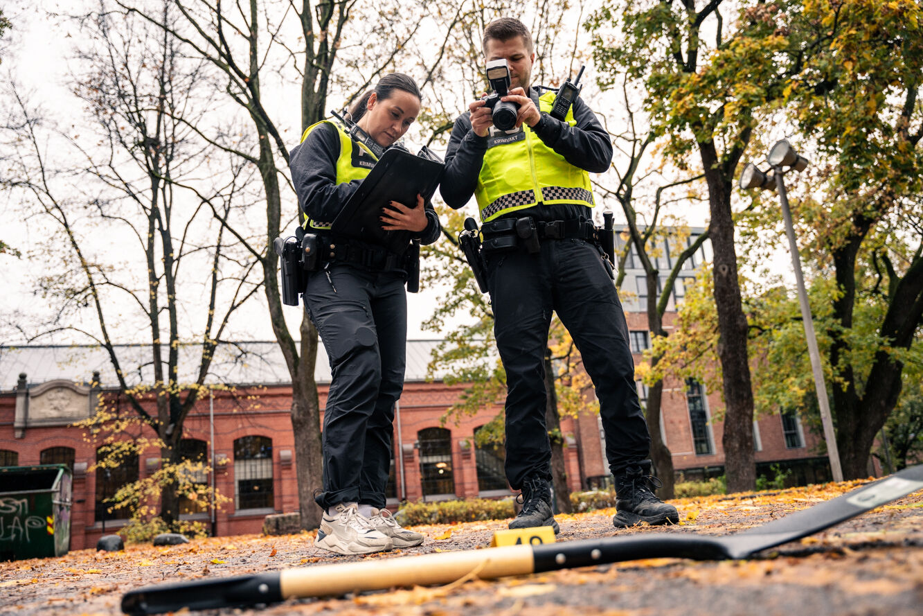 to politifolk tar bilde av en spade på et åsted