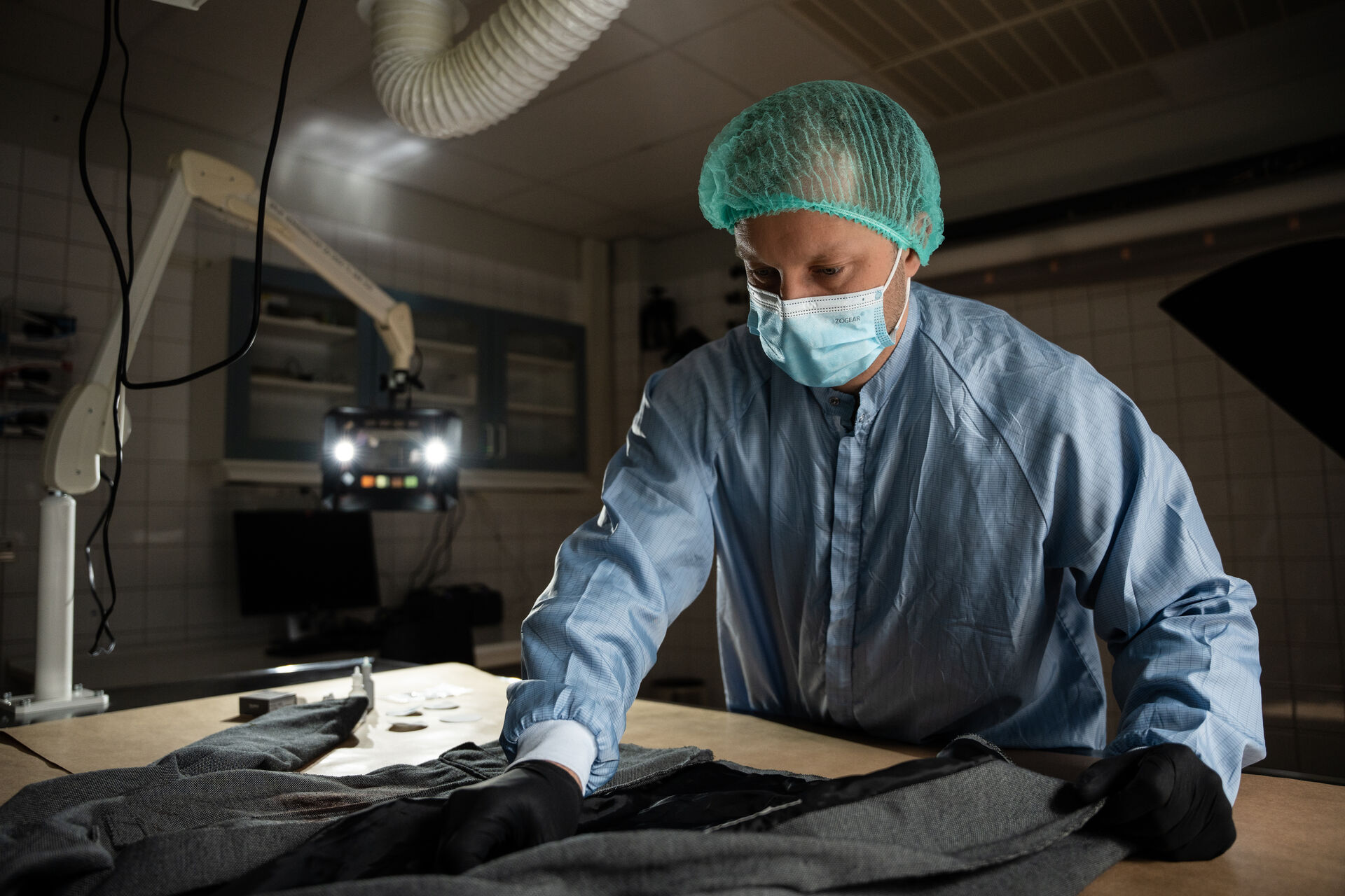 Engelsk  Forensic technician Mads examines a jacket