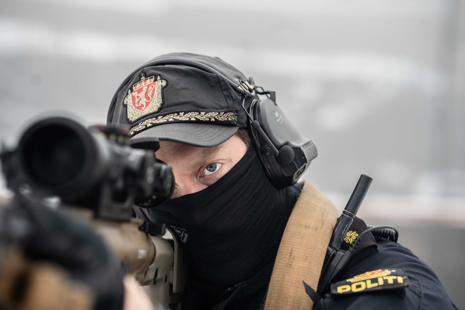 Bildet kan inneholde: skytevåpen, pistol, rifle, hodeplagg, skyting.