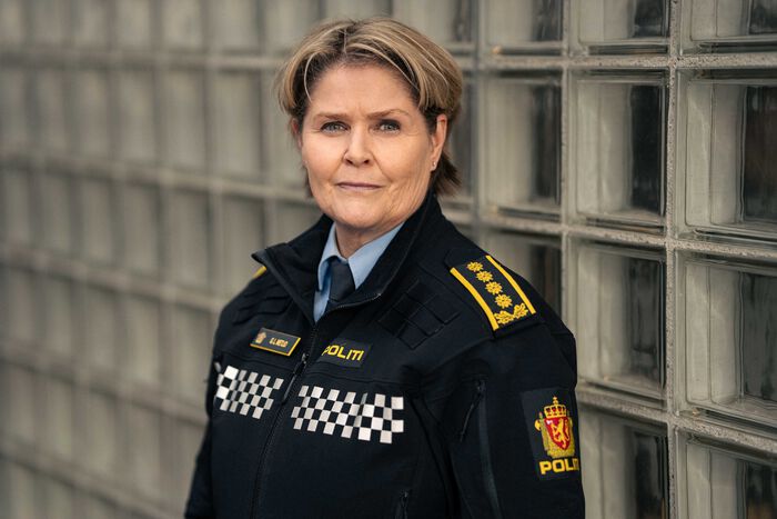 Bildet kan inneholde: uniform, politibetjent, rettshåndhevelse, offisiell, sikkerhet.